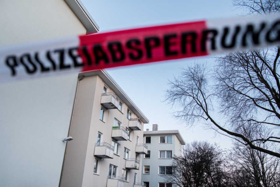 Im Hausflur eines Mehrfamilienhauses wurde der Mann gefunden (Symbolbild)