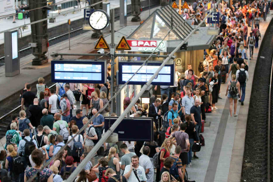 Der Hamburger Hauptbahnhof platzt zu Hauptverkehrszeiten aus allen Nähten.
