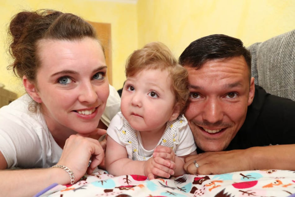 Lisa Ernert und David Neuhaus mit ihrem Wunschkind Greta. Greta hat die unheilbare Erbkrankheit Smith-Lemli-Opitz-Syndrom.