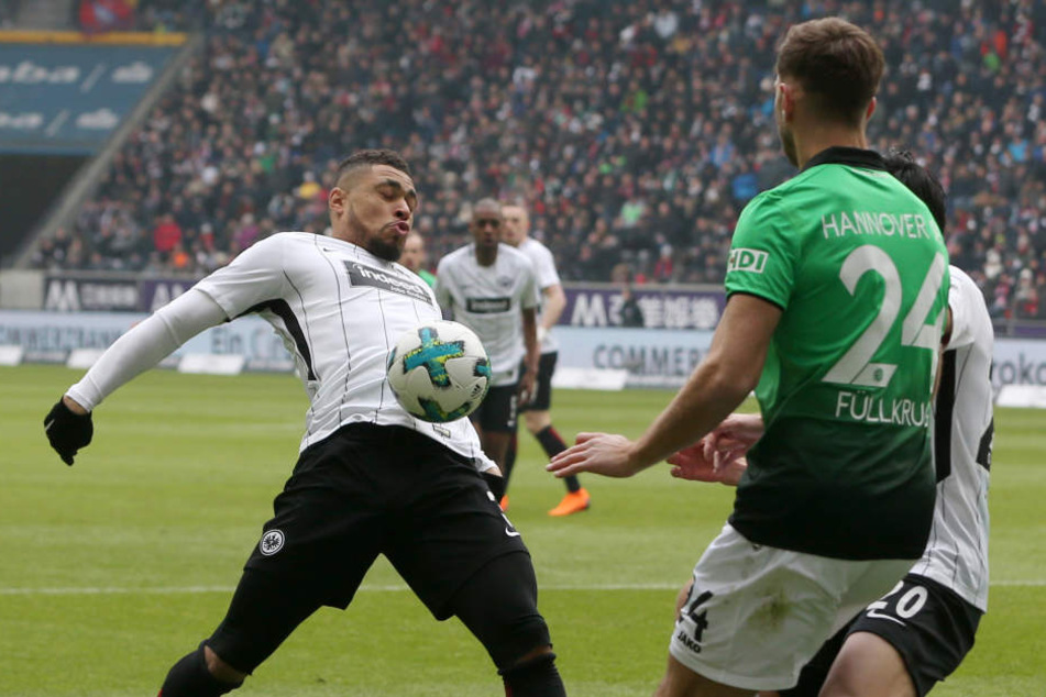 Elastisch: Simon Falette (li.) bringt einen Ball unter Kontrolle.