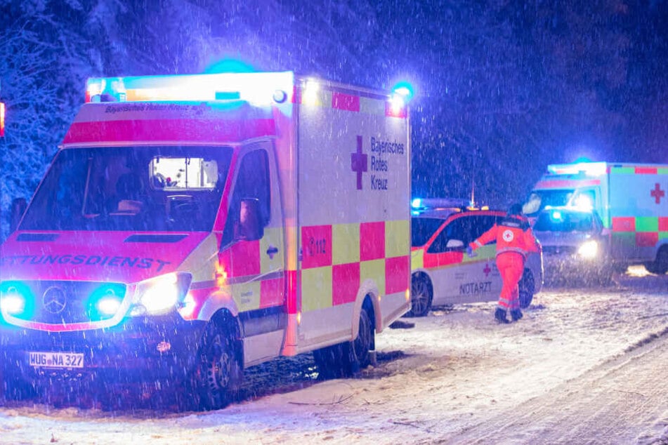 Die Rettungskräfte mussten auf der Bundesstraße 2 den Verletzten helfen.