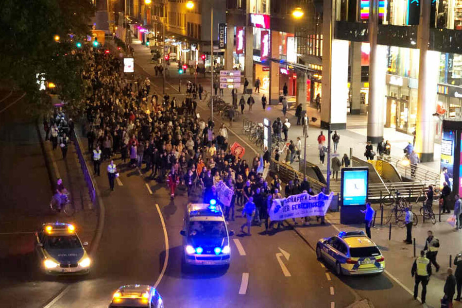 In Köln hat sich eine unangekündigte Demonstration am Neumarkt gebildet.