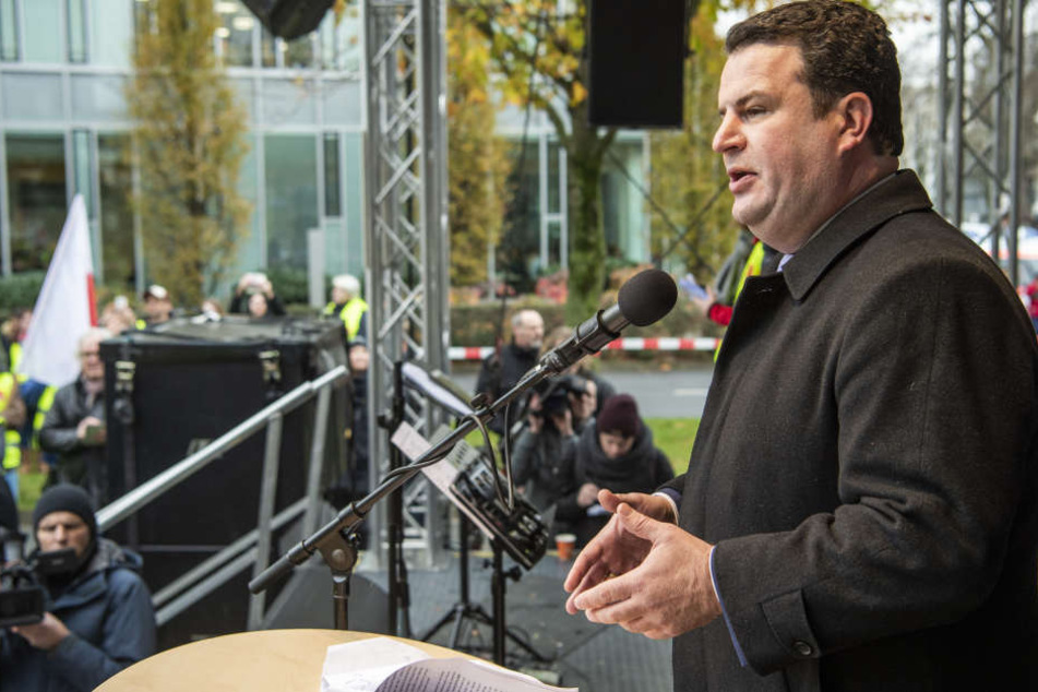 Hubertus Heil (SPD), Minister für Arbeit und Soziales, sprach zu den Streikenden in Düsseldorf.