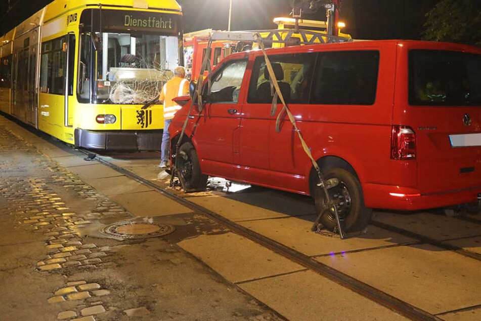 Schlimmer Unfall in Dresden! Frau kracht mit VW Bus