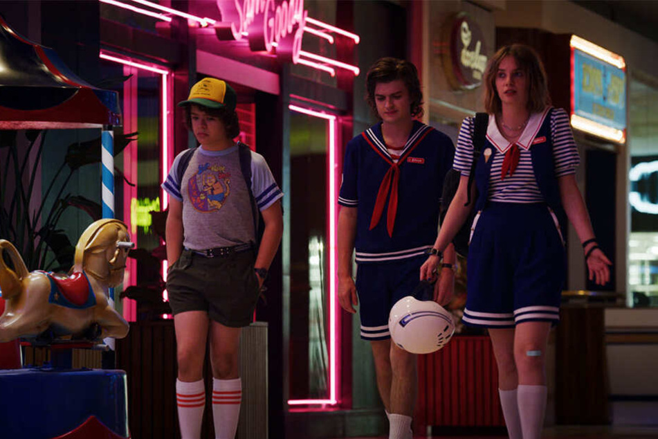 Dustin, Steve und Robin im klassischen Neon-Look der 80er.