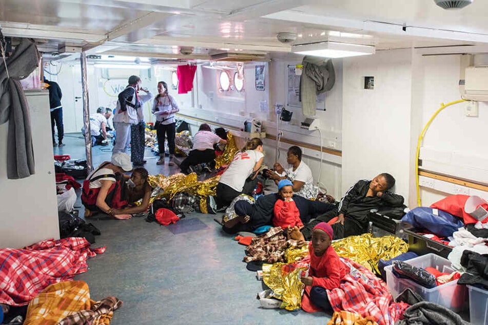Mitarbeiter der Hilfsinitiative SOS Mediterranee kümmern sich an Bord eines Schiffes um Flüchtlinge.