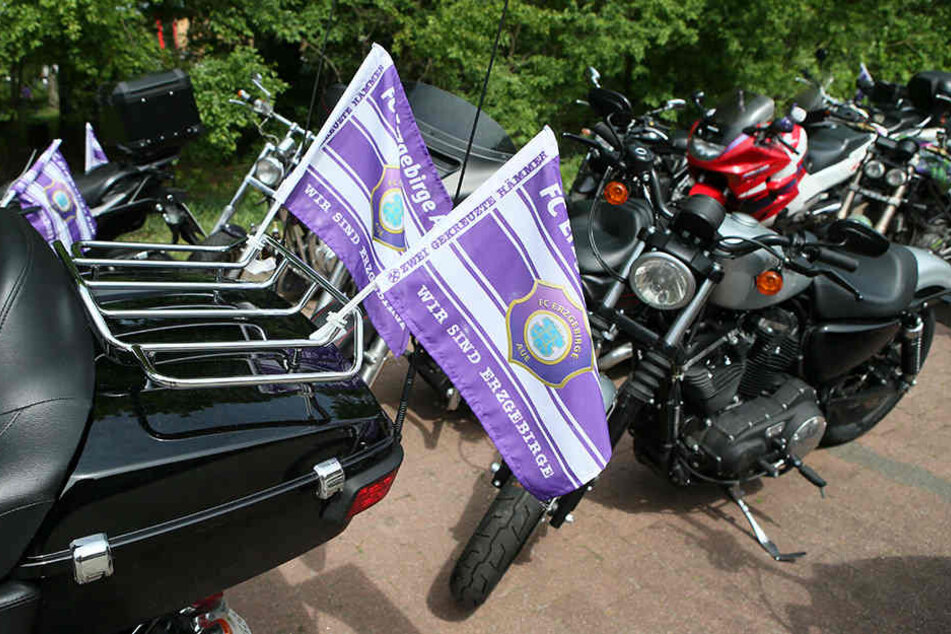 Mit 5000 PS ins Frankenland. 4000 Fans wollen ihren FC Erzgebirge in Nürnberg unterstützen. Darunter auch eine Biker-Formation mit 54 Motorrädern.