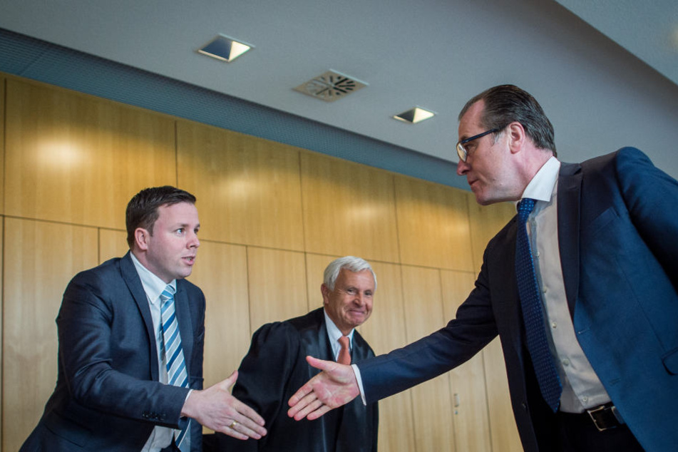Im Frühjahr gaben sich Robert (rechts) und Clemens Tönnies (links) vor den Augen von Roberts Anwalt (Mitte) noch die Hand. Jetzt ist das schon wieder vergessen.