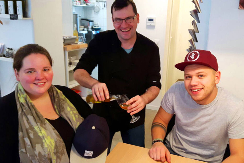 In der Suppenbar servierte Küchenchef und Entertainer Heiko Eylander der Gewinnerin und Tay etwas zu trinken.