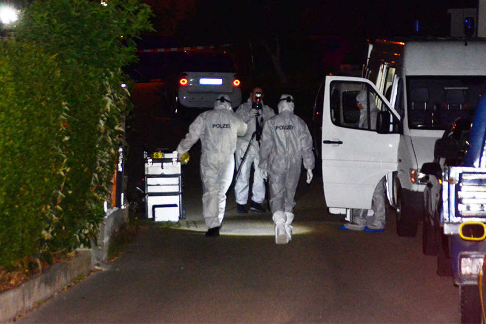 Ermittler suchen den Tatort in Nürtingen nach Spuren ab.