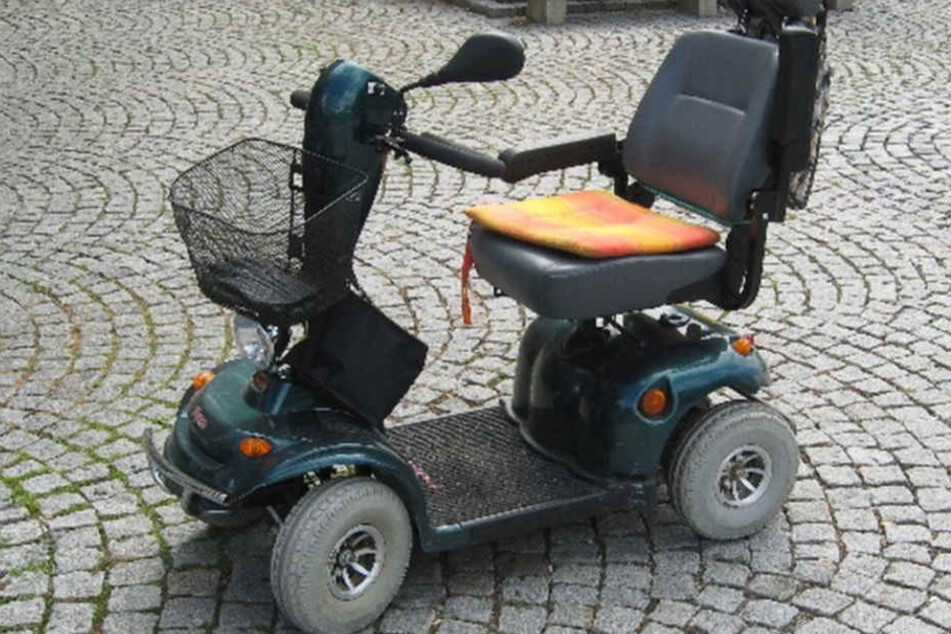 Mit einem solchen motorisierten Krankenfahrstuhl fuhr die Rentnerin den Jungen an. (Symbolbild)