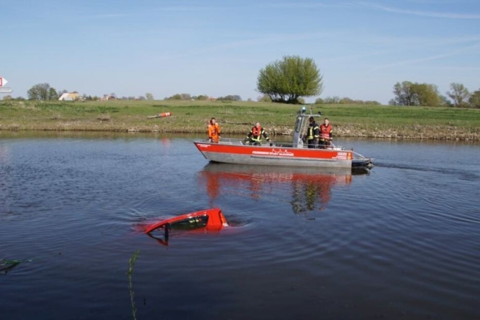 Als die Feuerwehr eintraf, war von dem Auto nur noch das Dach zu sehen.