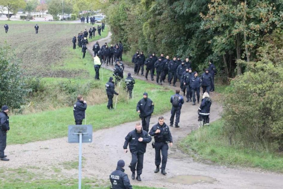 Die Einsatzkräfte durchkämmen das Gebiet rund um den IKEA in Günthersdorf.