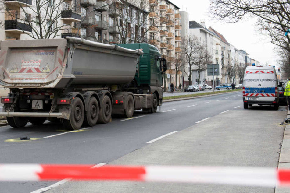 Der Lkw hatte die Frau überrollt und mitgeschleift.