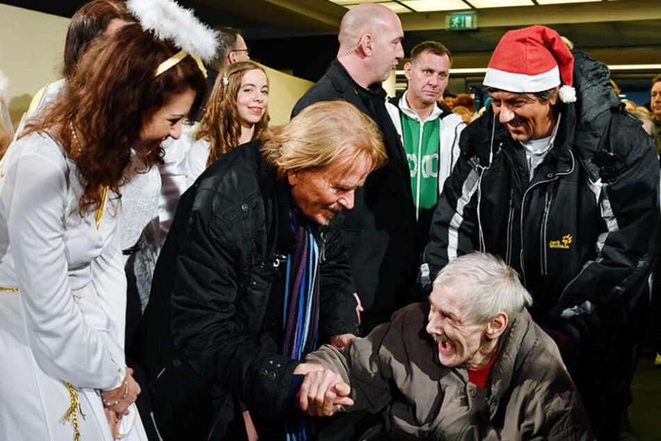 Der Sänger Frank Zander begrüßt Obdachlose und Bedürftige zu seiner traditionellen Weihnachtsfeier für rund 3000 Teilnehmer.