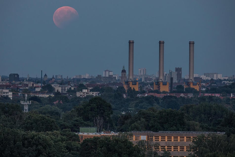 Blick auf die partielle Mondfinsternis über Berlin.