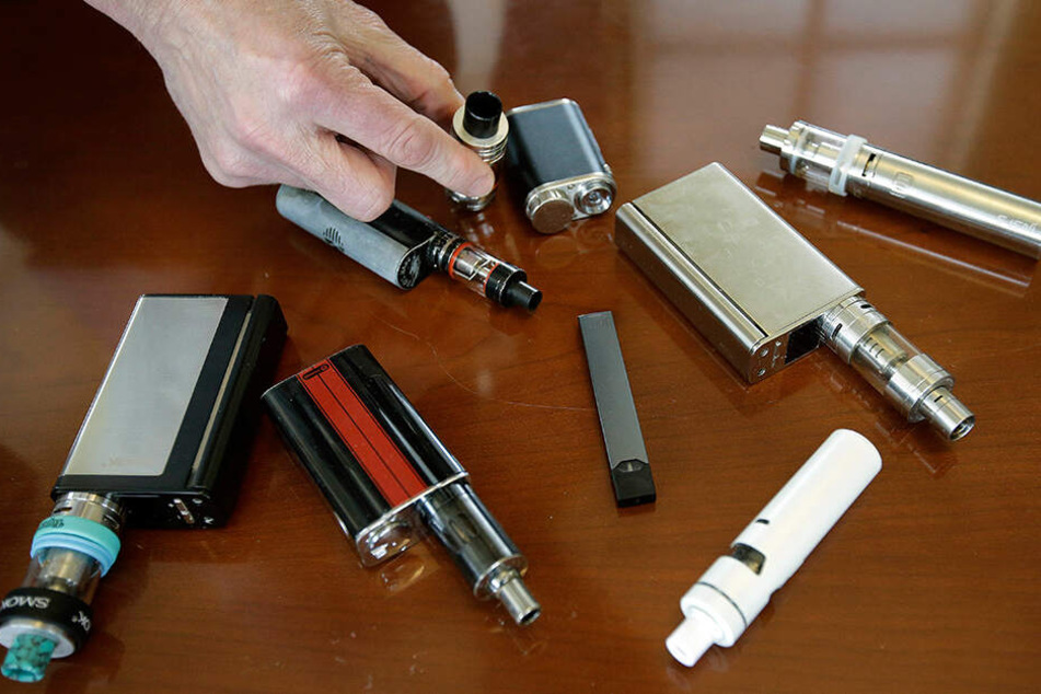 Welche Inhaltsstoffe in E-Zigaretten stecken, wird in Deutschland strenger kontrolliert als in den USA.