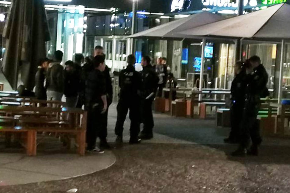 Polizisten fotografierten mehrere südländische junge Männer und nahmen ihre Personalien auf.
