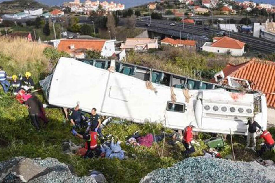 Der Reisebus stürzte eine Böschung hinab. Wie es zu dem schweren Busunglück kam, ist noch nicht bekannt.