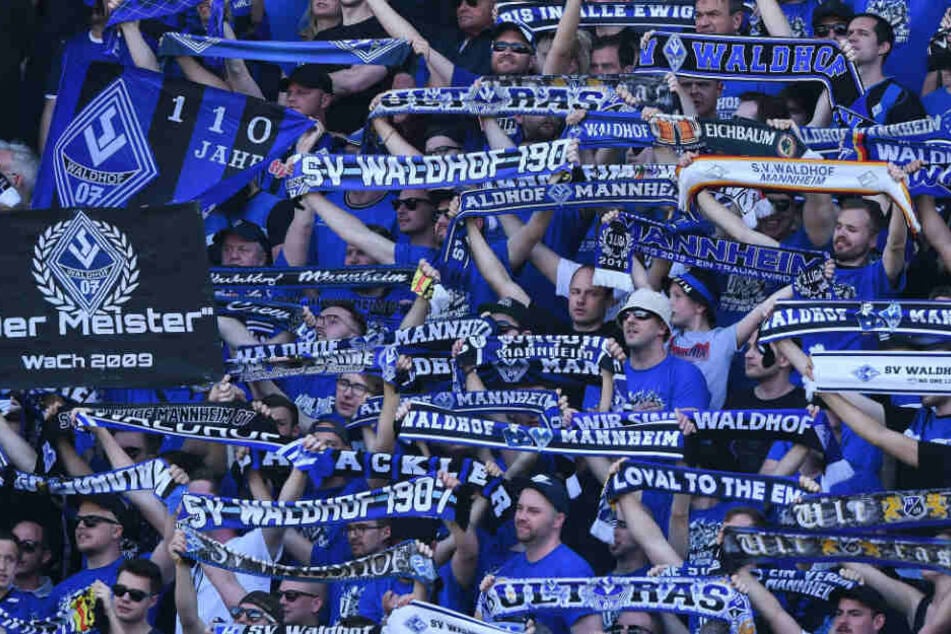 An die Fans beider Vereine (im Bild: Waldhof-Anhänger) wurde vor der Partie in Fanbriefen zu respektvollem Umgang miteinander gemahnt.