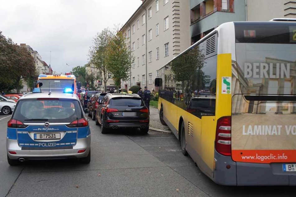 Der Linienbus musste auf den Gehweg ausweichen.