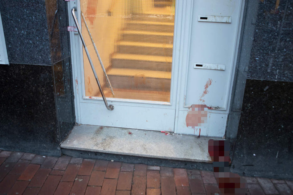 Blutflecken auf Boden und an Wänden zeugen von dem mutmaßlichen Gewaltverbrechen in Hamburg-Harburg.