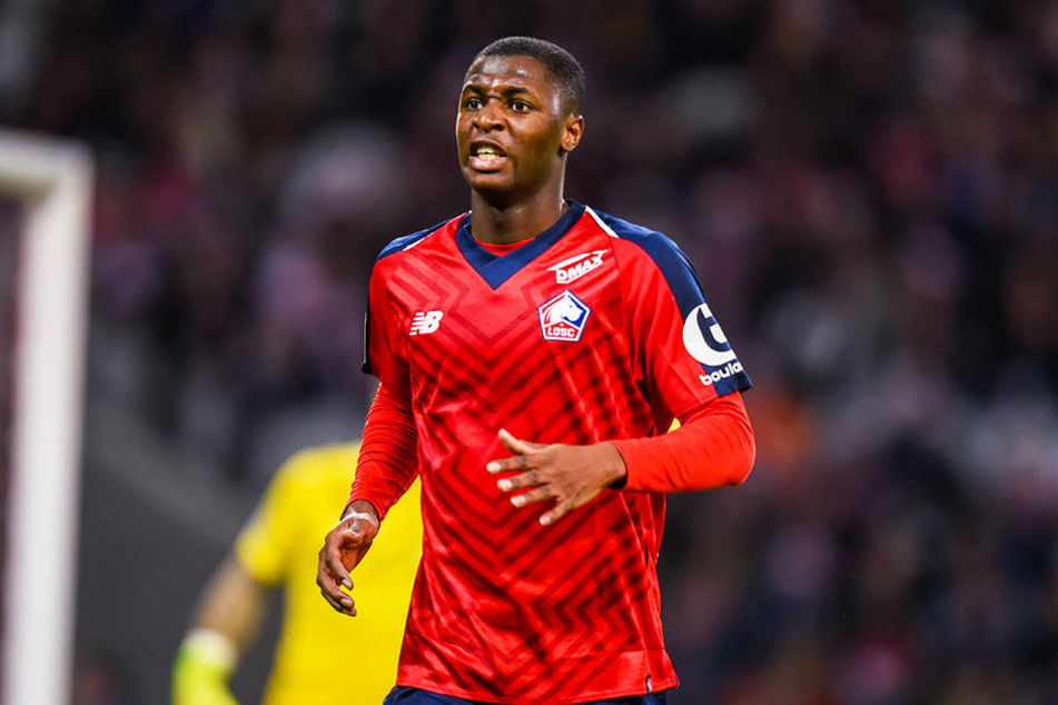Der französische Linksverteidiger Fodé Ballo-Touré soll beim BVB auf der Liste stehen.