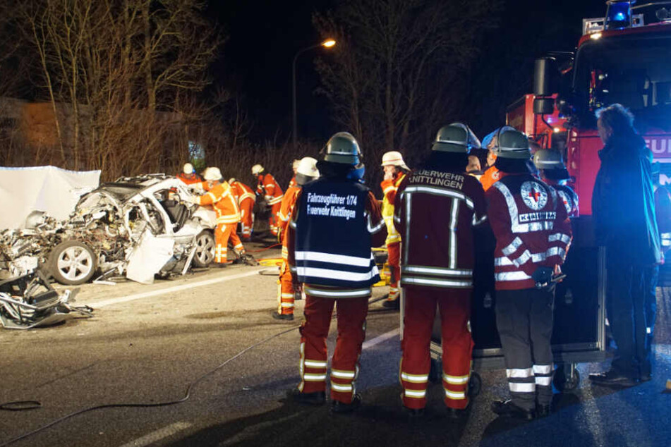 Die Rettungskräfte konnten den 33-jährigen Autofahrer nur noch tot bergen.