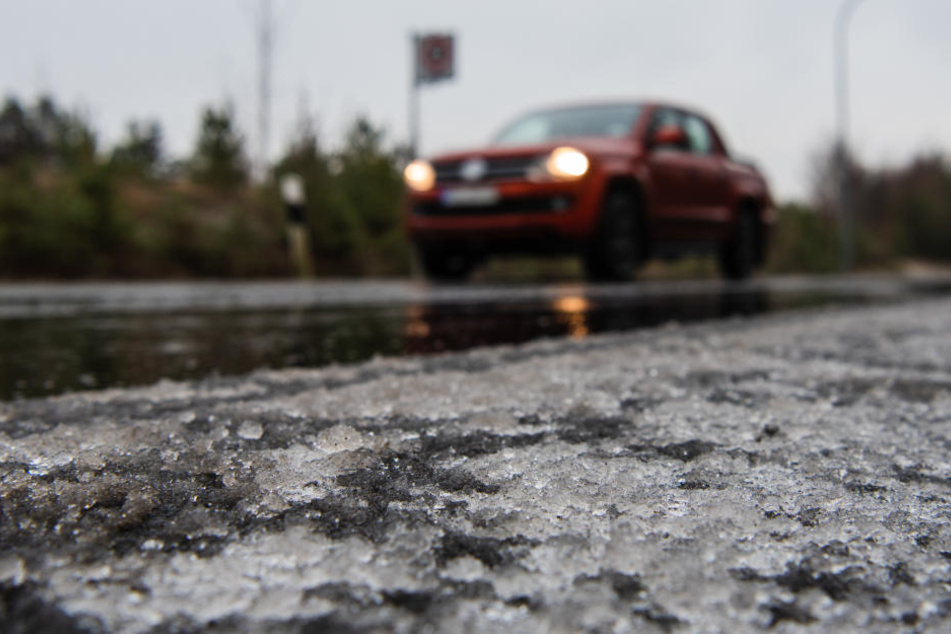 Autofahrer in Ostdeutschland müssen sich heute vorsehen: es wird glatt!