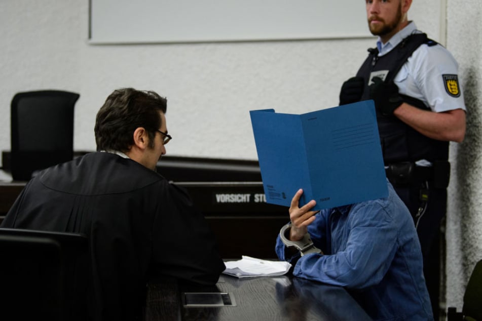 Der 24-Jährige (rechts) soll nach dem Willen der Stuttgarter Generalstaatsanwaltschaft zu zwei Jahren Haft verurteilt werden.