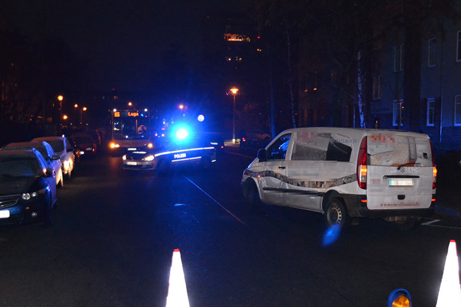 Der Transporter übersah beim Abbiegen offenbar eine Radfahrerin und erfasste sie.