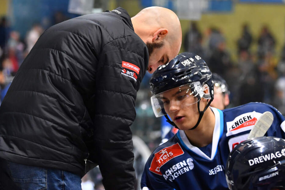 Eislöwen-Coach Rico Rossi (l.) weiß, dass auf den jungen Verteidiger Lucas Flade (r.) verlass ist. Die Anweisungen setzt der um.