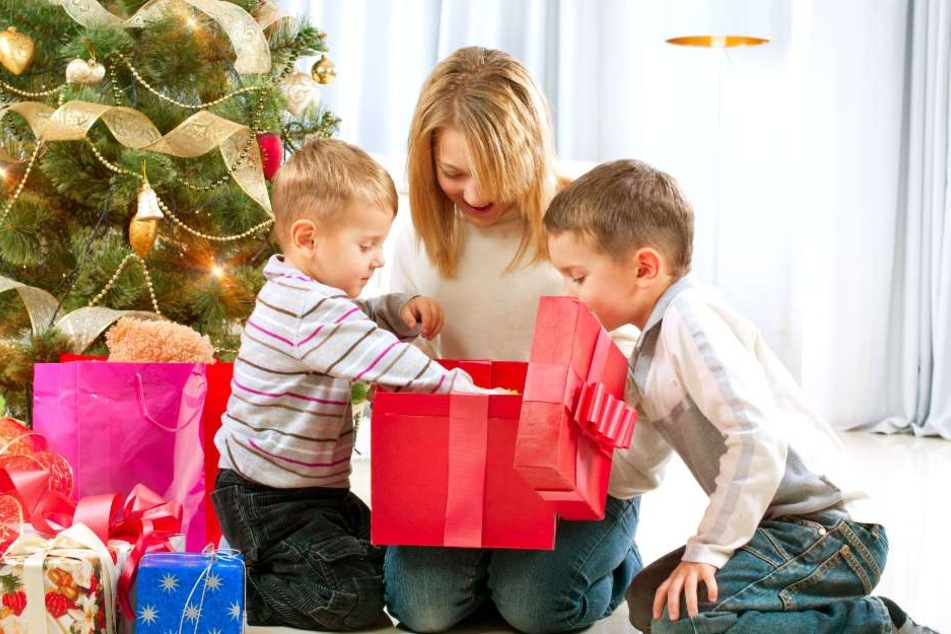 Für strahlende Kinderaugen am Weihnachtsabend geben Eltern gerne mehrere hundert Euro aus. (Symbolbild)