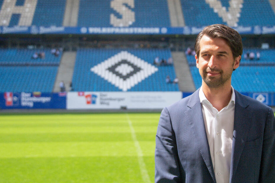 Jonas Boldt steht im Hamburger Volksparkstadion vor einer Tribüne.