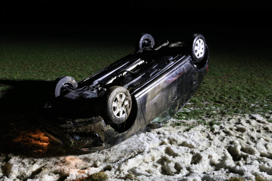 Das Auto überschlug sich wegen der Glätte.