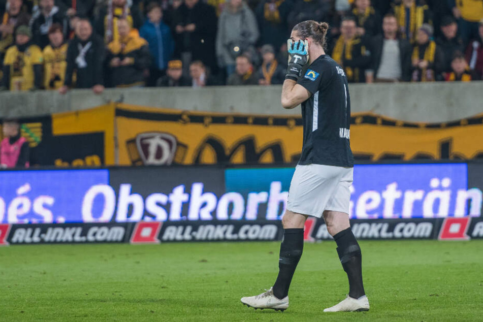 SVWW-Keeper Lukas Watkowiak hält sich nach dem Einschlag das linke Ohr.