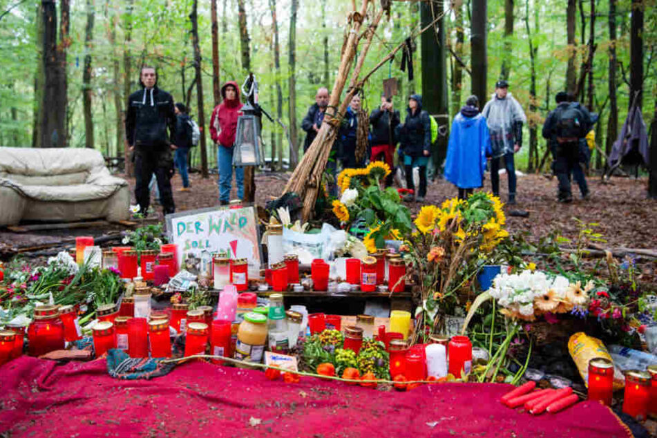 Nach dem Tod des 27-Jährigen hatten viele Menschen - darunter auch die Angehörigen - Blumen und Kerzen an der Unfallstelle niedergelegt.