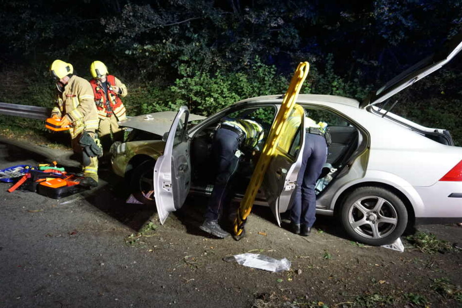 Die Feuerwehr rettete das Unfallopfer (19) über die Heckklappe aus dem Fahrzeug.
