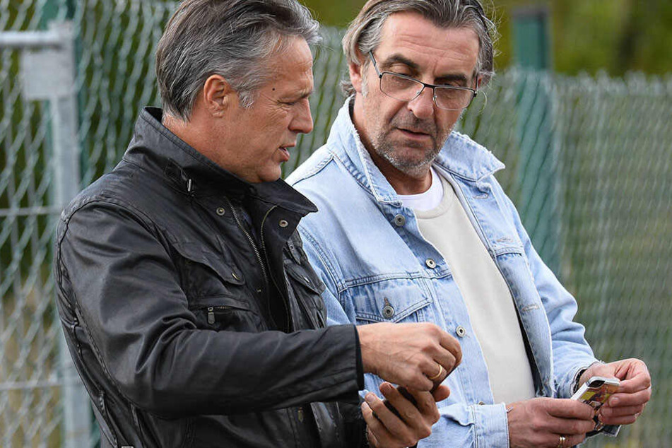 Was haben Dynamo-Trainer Uwe Neuhaus (l.) und
Sportdirektor Ralf Minge noch auf dem Zettel oder in diesem Fall auf dem
Handy?
