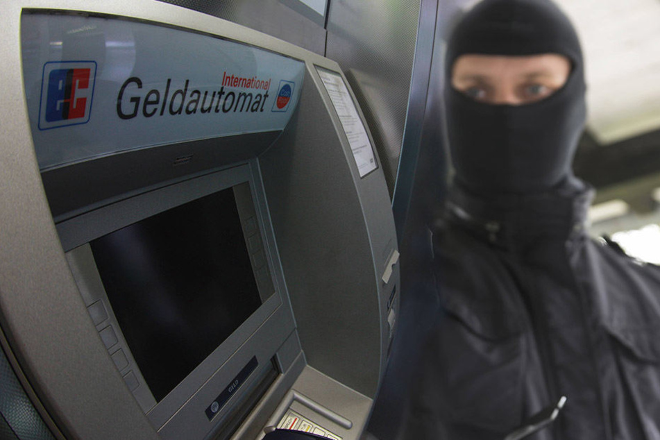 Im Geldautomaten befindet sich üblicherweise Geld, im Kontoauszugsdrucker aber nicht.