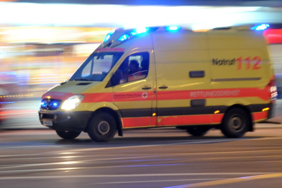 Der verletzte Junge wurde von den Rettungskräften in die Kinderklinik gebracht (Symbolbild).