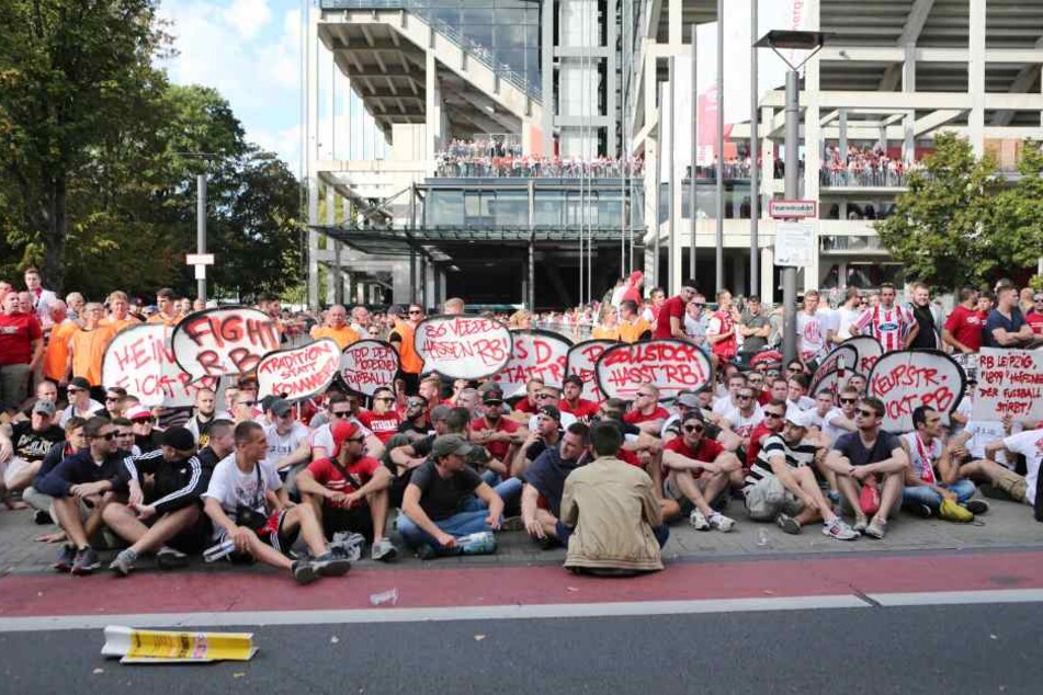 Etwa 80 Fans des 1. FC Köln blockierten die Zufahrt zum RheinEnergie-Stadion.