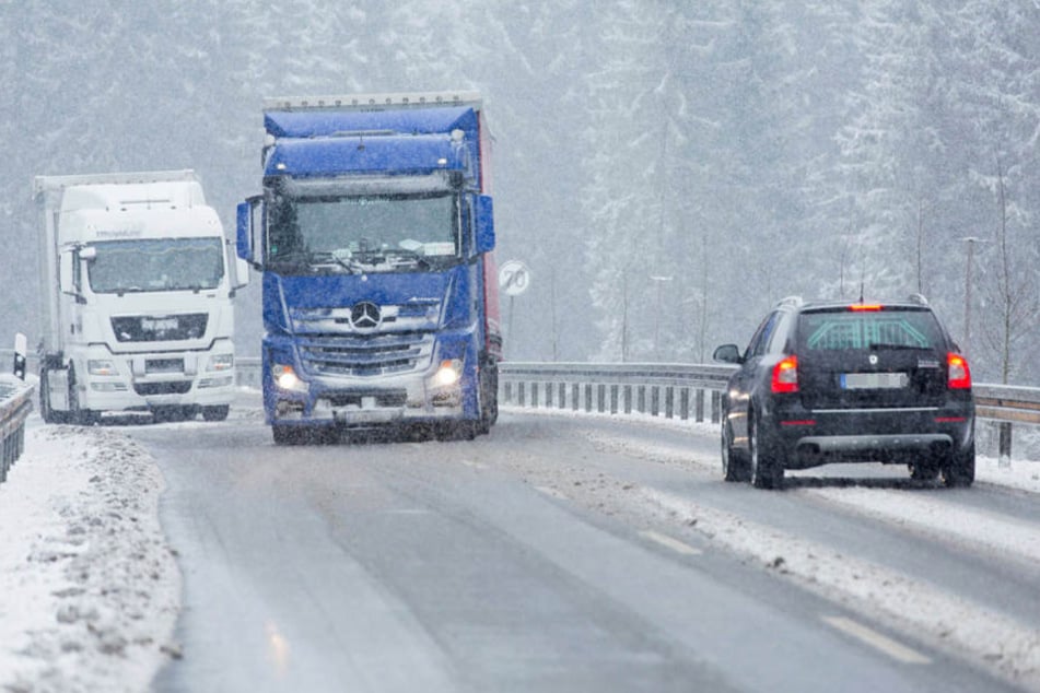 Wie der Deutsche Wetterdienst mitteilt, fällt in der Nacht zu Dienstag auch im Tiefland Schnee in Sachsen (Symboldbild).