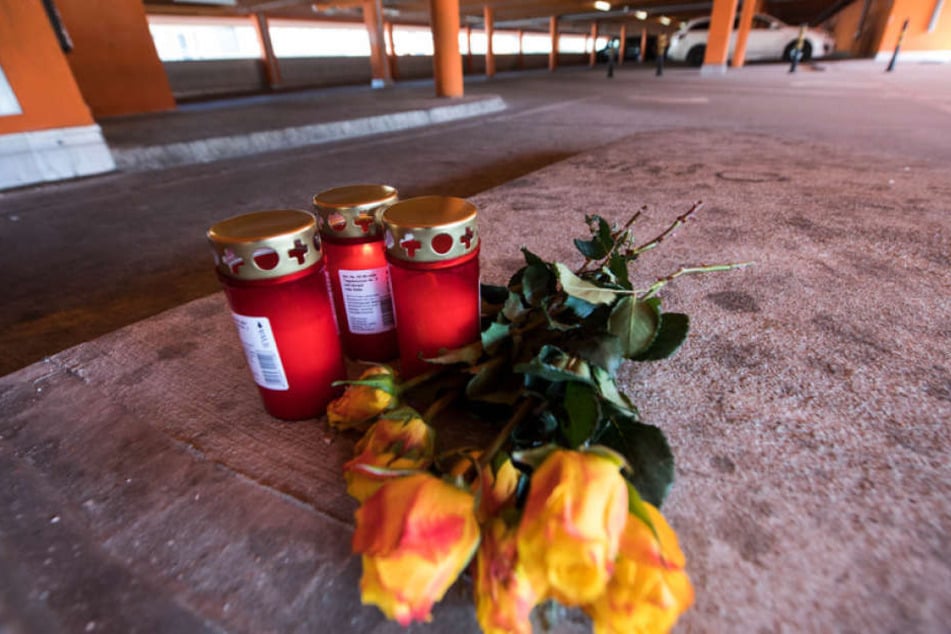 Am Tatort wurden bereits Blumen niedergelegt.