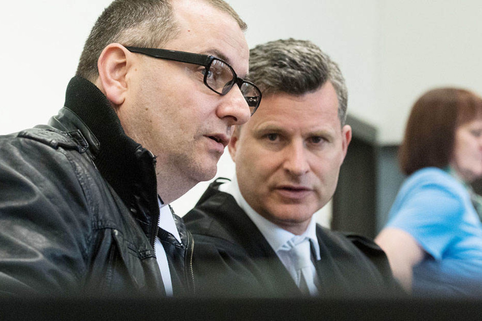 Detlev Binder (mi.), Anwalt vom Angeklaten Wilfried W. (li.), will ein neues Gutachten für seinen Mandanten.