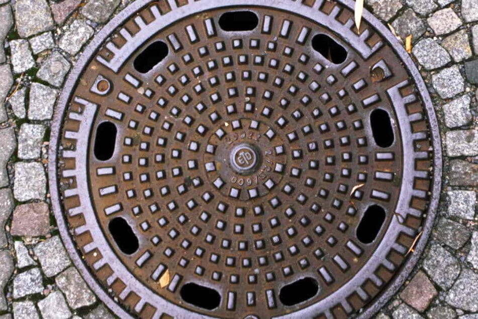 Zwei Vandalen entfernten Gullydeckel, in einen offen stehenden Schacht fiel der Mann. (Symbolbild)