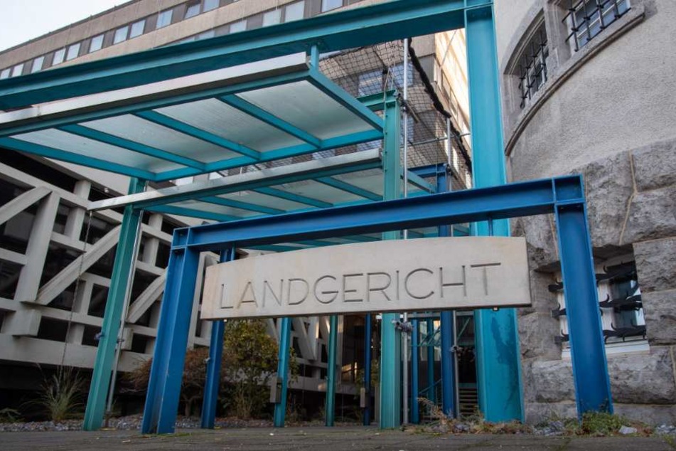 Die beiden Täter müssen sich vor dem Bielefelder Landgericht verantworten.