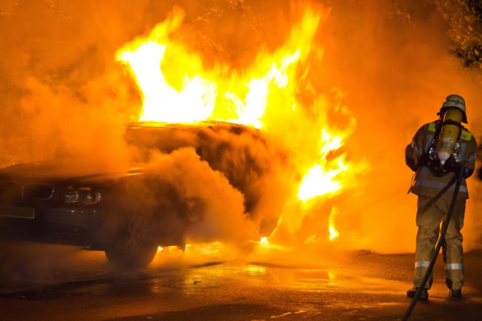 Kurz nachdem die Autofahrerin ausstieg, fing das Fahrzeug an zu brennen! (Symbolfoto)
