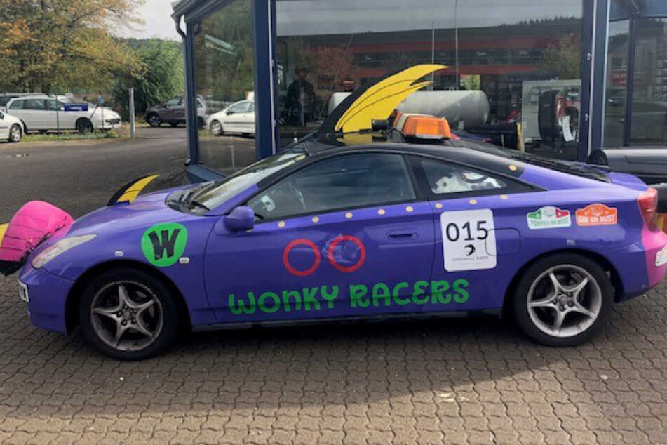 Irre! Das Auto hatte sogar eine Einhornverzierung am Kühlergrill.