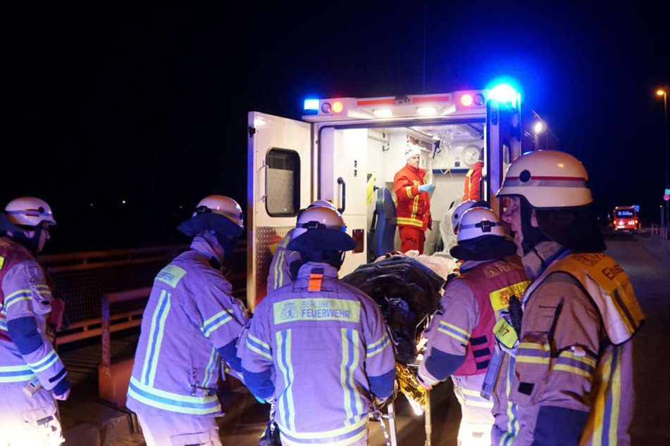 Der lebensgefährlich unterkühlte Mann wird in den Krankenwagen verladen.